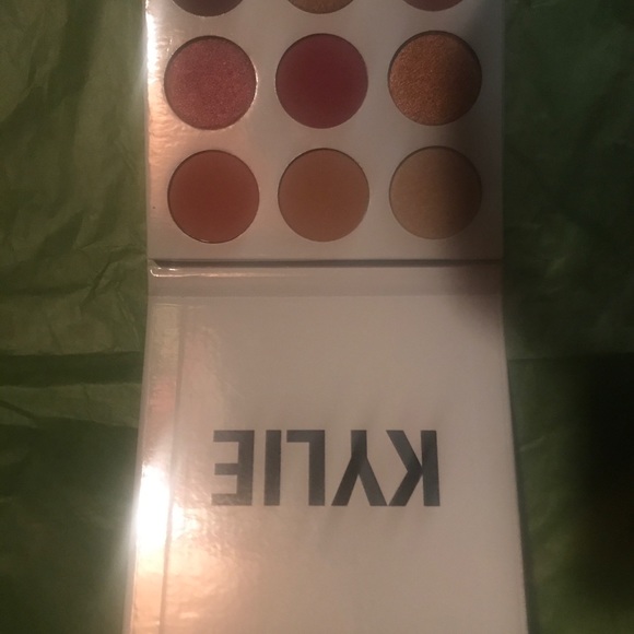 Kylie Cosmetics eye shadow palette. - Picture 5 of 7